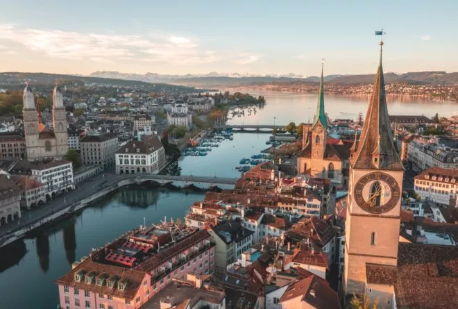 Luftaufnahme von Zürich, der pulsierenden Metropole der Schweizer Vermögensverwaltung.