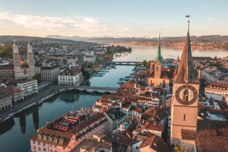 Luftaufnahme von Zürich, der pulsierenden Metropole der Schweizer Vermögensverwaltung.